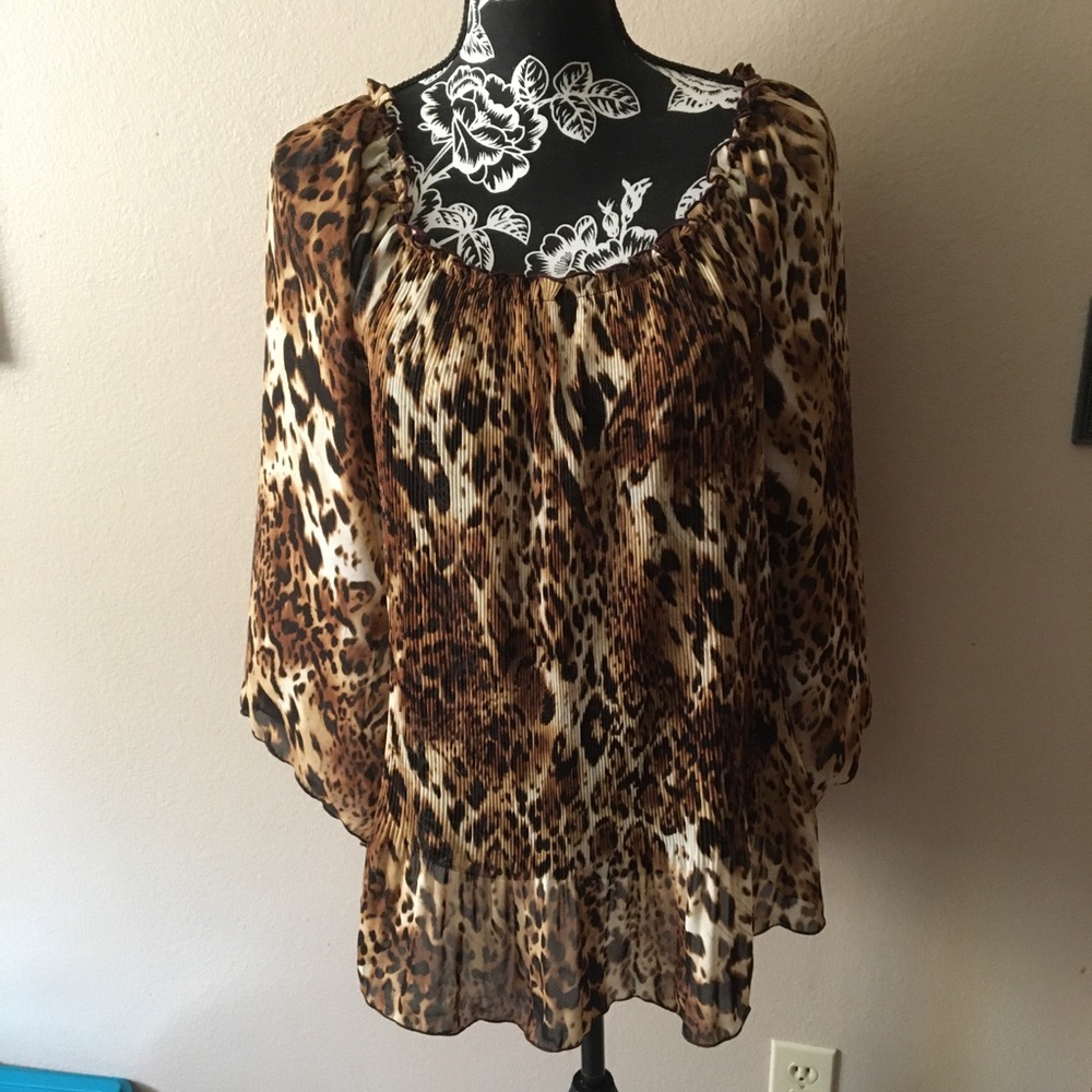 18/20W FASHION BUG PEASANT TOP WITH FLOWY SLEEVES ANIMAL PRINT & GOLD GLIMMER